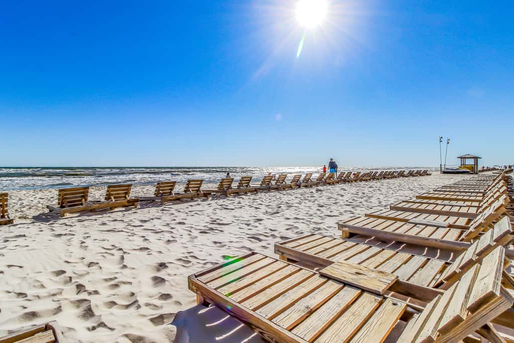 Beachfront, high-end condo with Pool, Hot tub & Splash pad