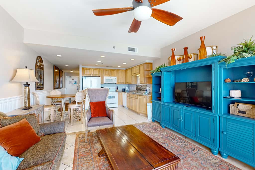Beachfront, high-end condo with Pool, Hot tub & Splash pad