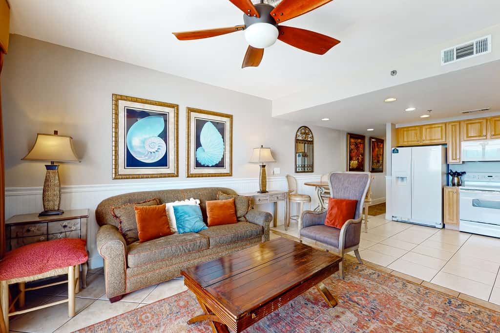 Beachfront, high-end condo with Pool, Hot tub & Splash pad