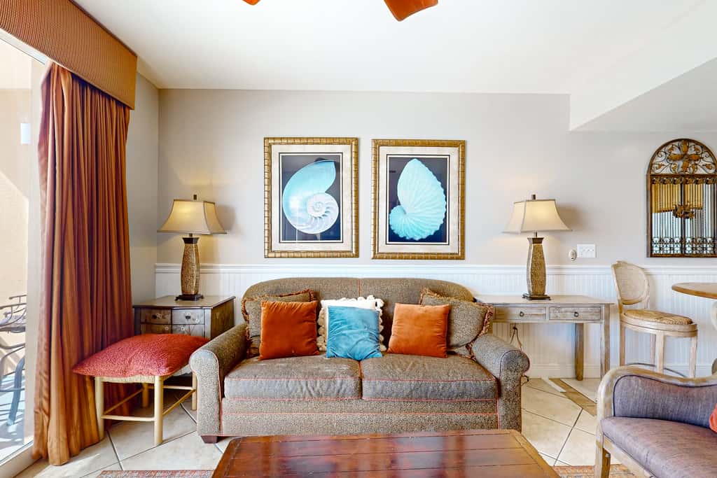 Beachfront, high-end condo with Pool, Hot tub & Splash pad
