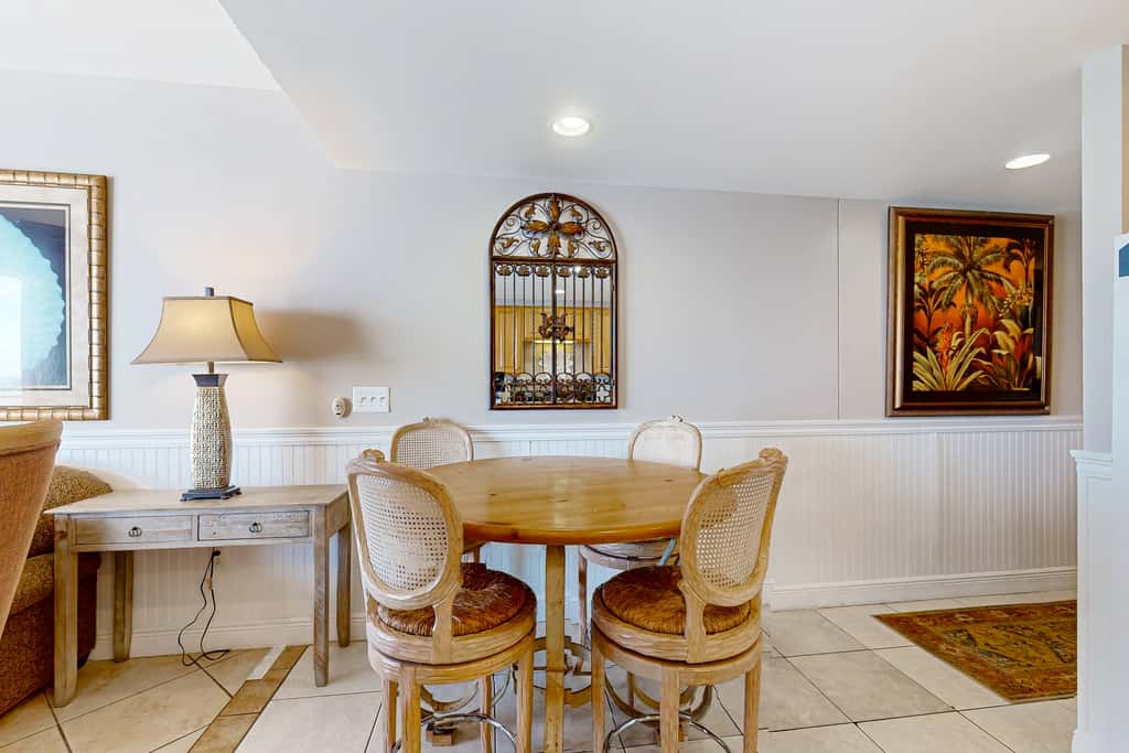 Beachfront, high-end condo with Pool, Hot tub & Splash pad