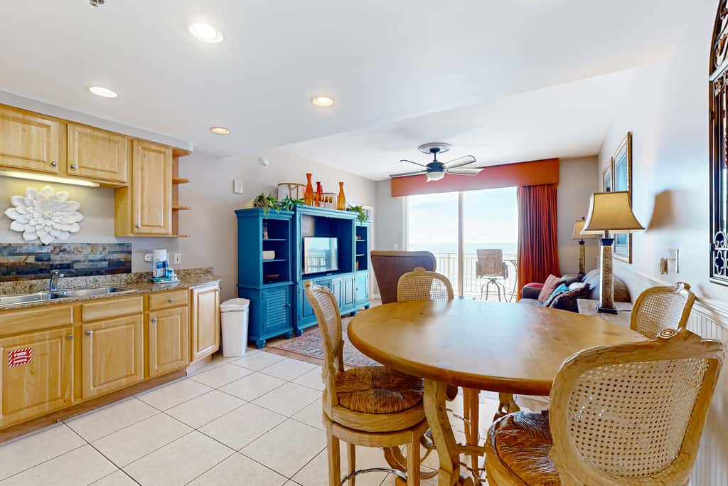 Beachfront, high-end condo with Pool, Hot tub & Splash pad
