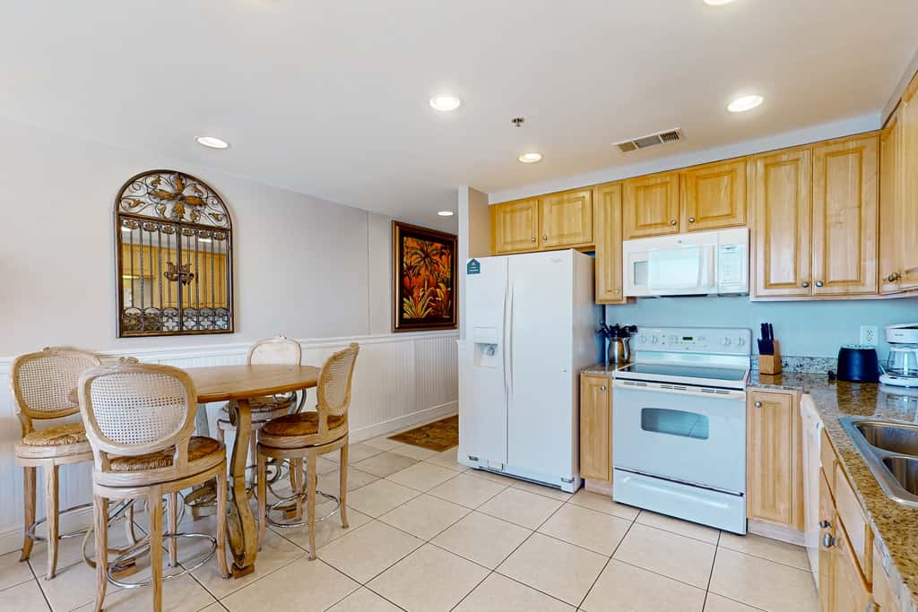 Beachfront, high-end condo with Pool, Hot tub & Splash pad