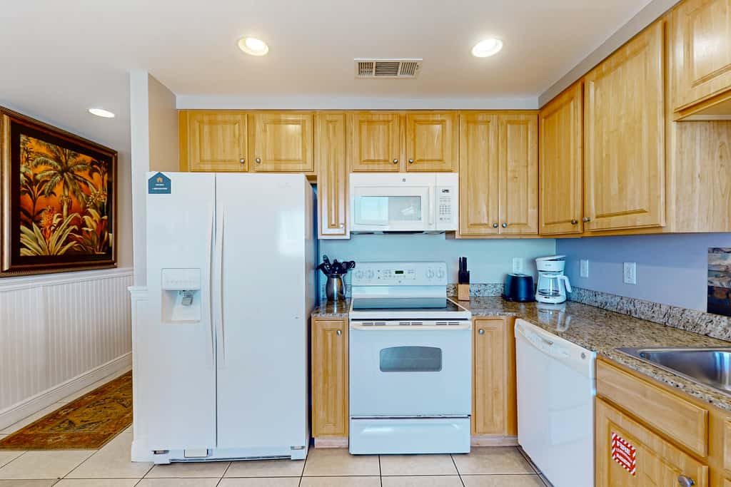 Beachfront, high-end condo with Pool, Hot tub & Splash pad