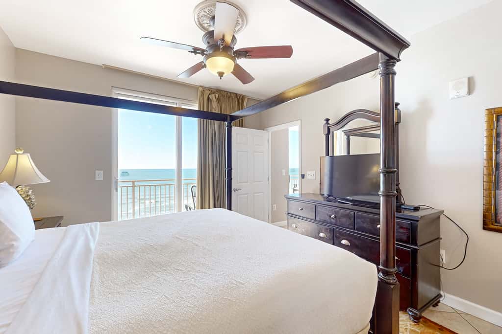 Beachfront, high-end condo with Pool, Hot tub & Splash pad