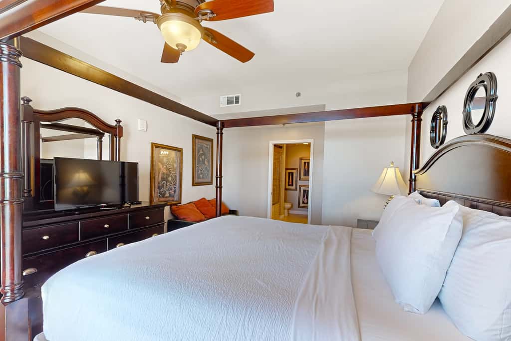 Beachfront, high-end condo with Pool, Hot tub & Splash pad