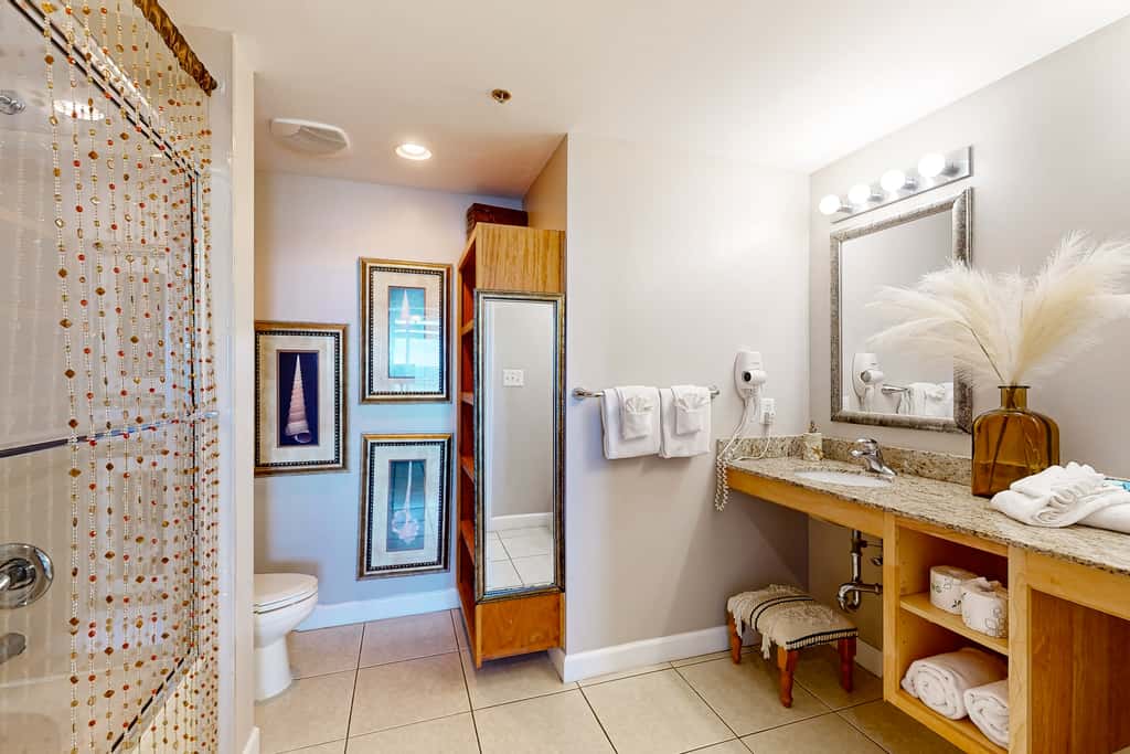 Beachfront, high-end condo with Pool, Hot tub & Splash pad