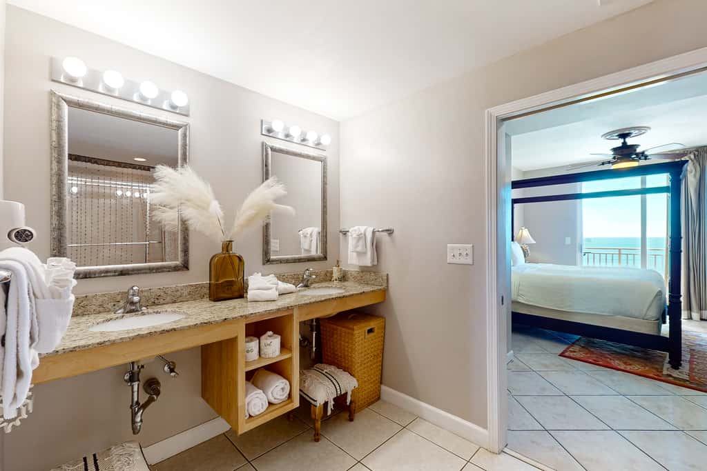 Beachfront, high-end condo with Pool, Hot tub & Splash pad
