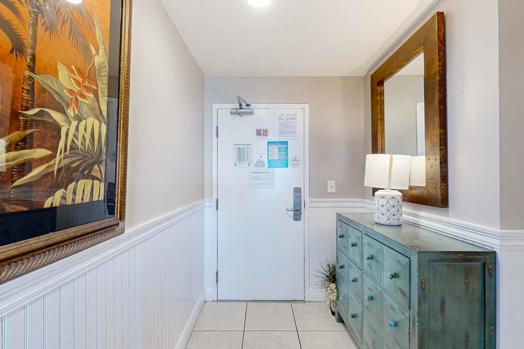Beachfront, high-end condo with Pool, Hot tub & Splash pad
