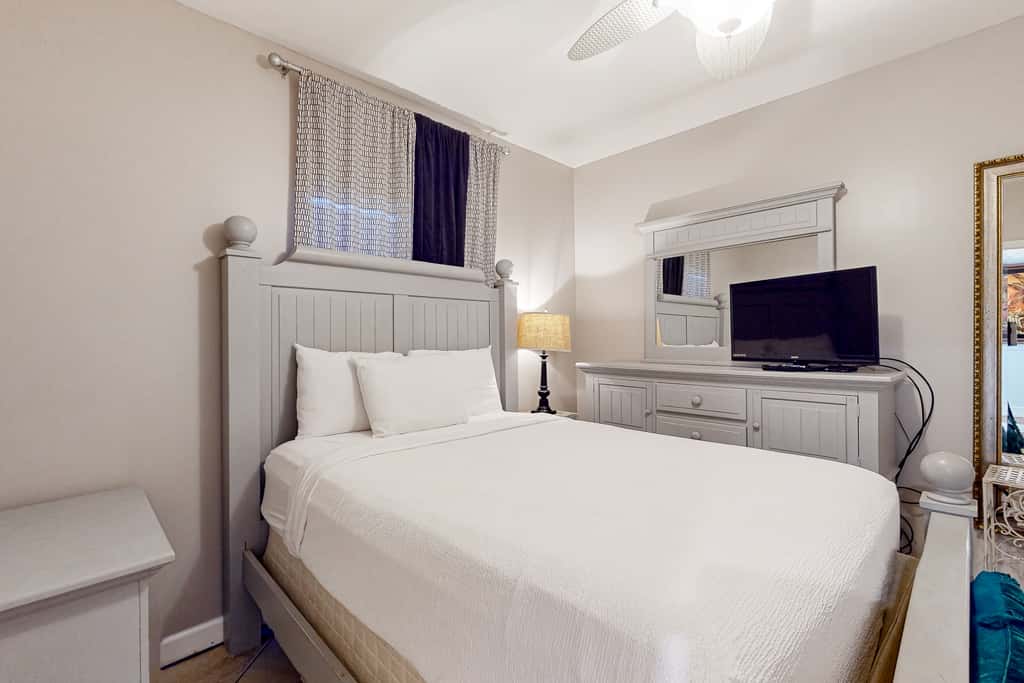 Beachfront, high-end condo with Pool, Hot tub & Splash pad