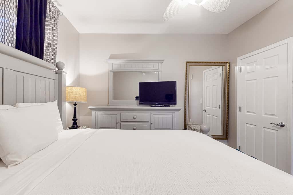Beachfront, high-end condo with Pool, Hot tub & Splash pad