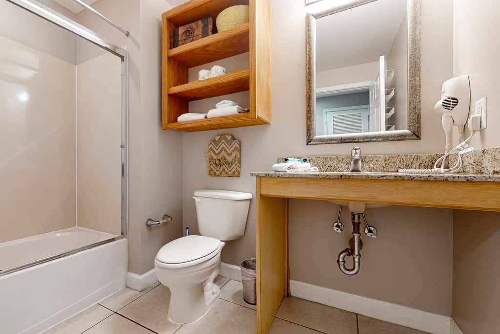 Beachfront, high-end condo with Pool, Hot tub & Splash pad