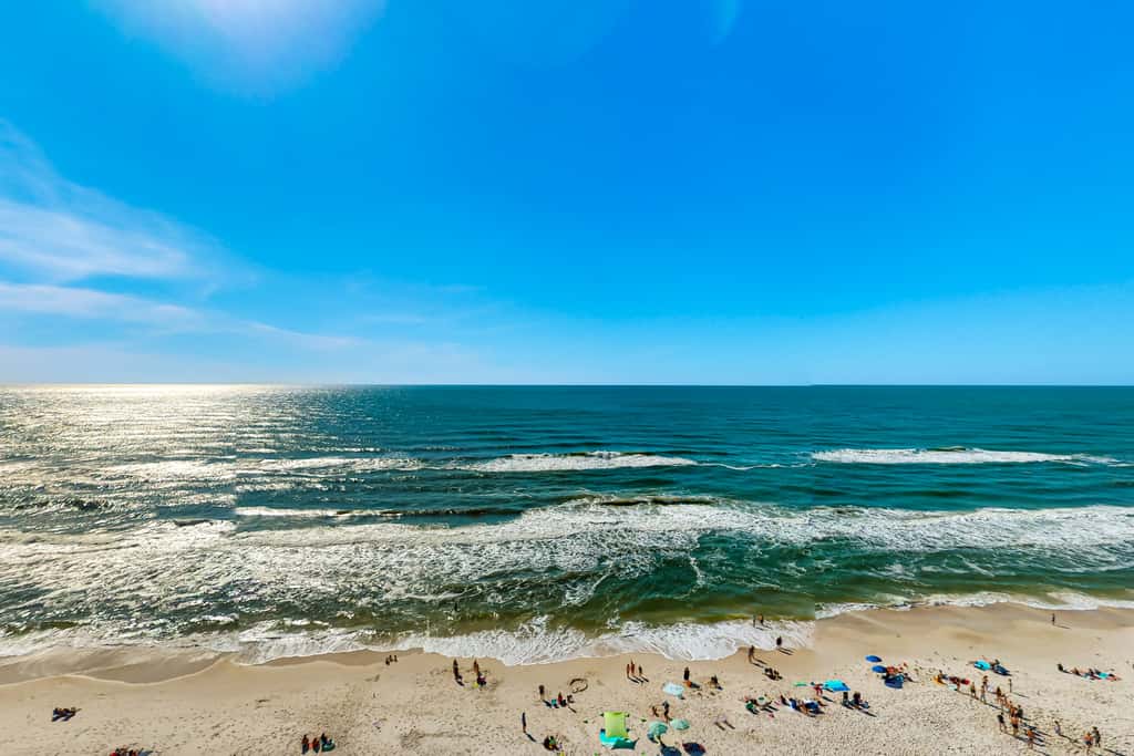 Beachfront, high-end condo with Pool, Hot tub & Splash pad