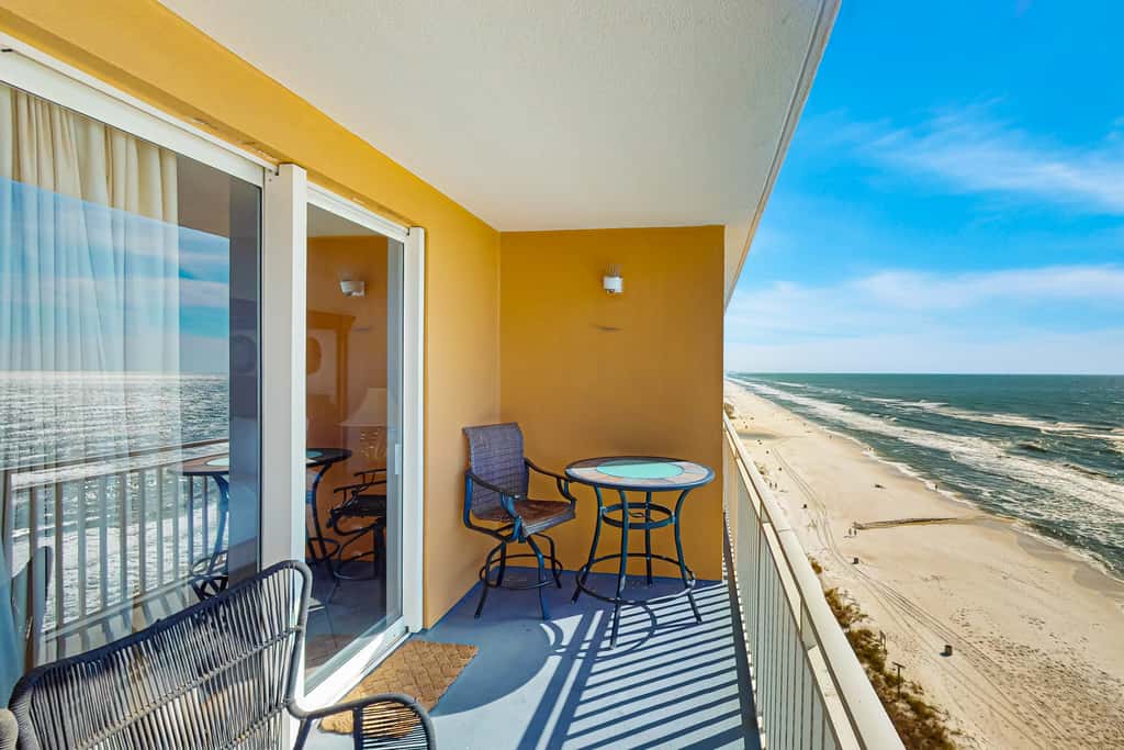 Beachfront, high-end condo with Pool, Hot tub & Splash pad