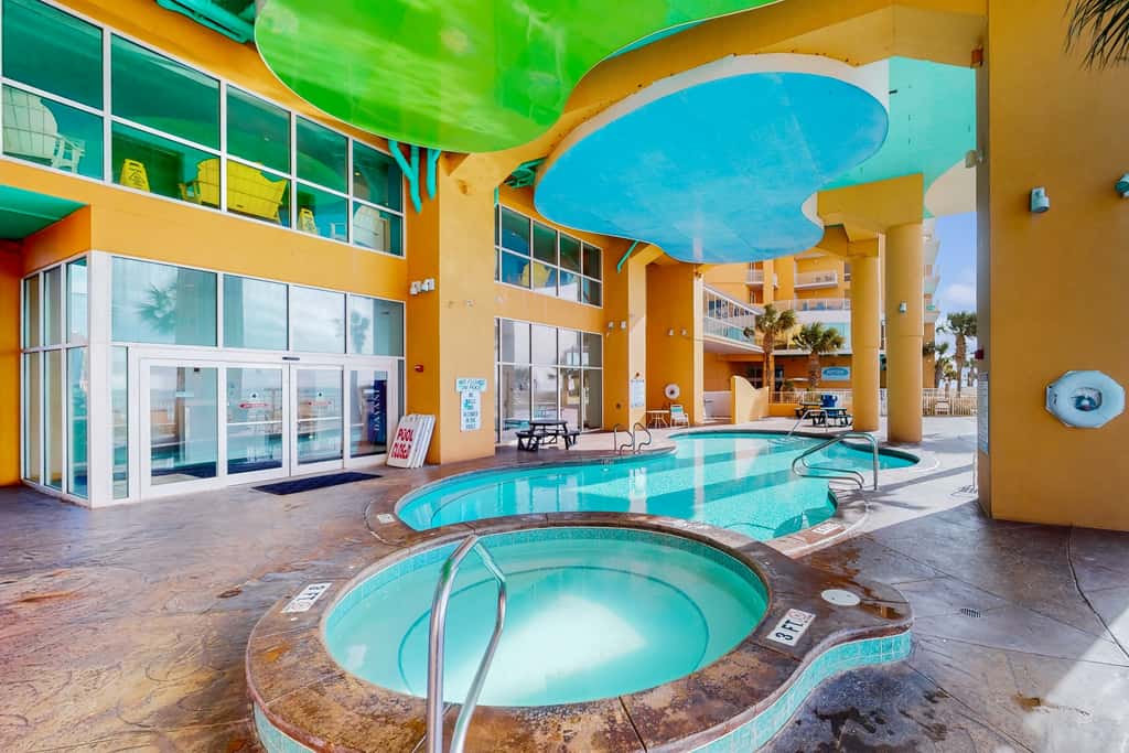 Beachfront, high-end condo with Pool, Hot tub & Splash pad