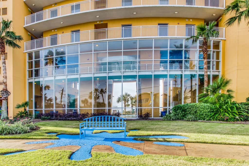 Beachfront, high-end condo with Pool, Hot tub & Splash pad