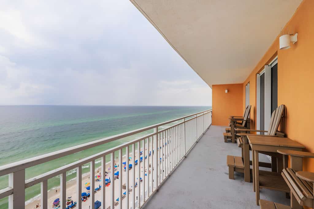 Luxurious beachfront condo with ocean views, Pool & Hot tub