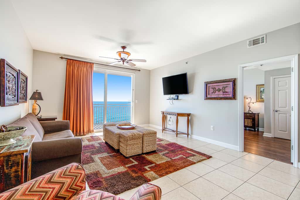 Luxurious beachfront condo with ocean views, Pool & Hot tub