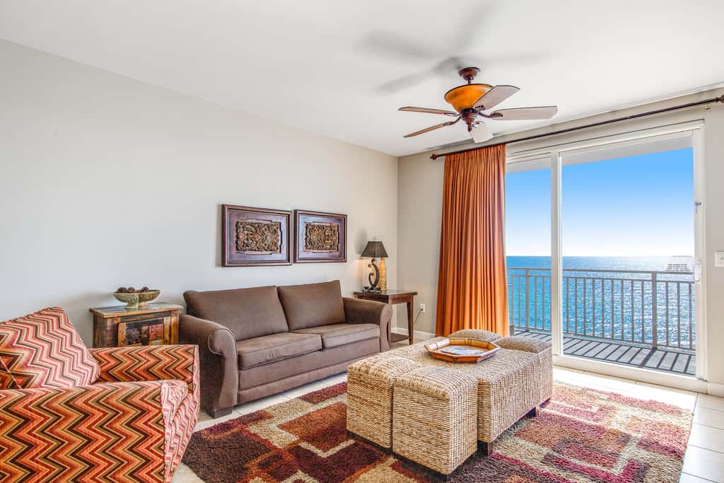 Luxurious beachfront condo with ocean views, Pool & Hot tub