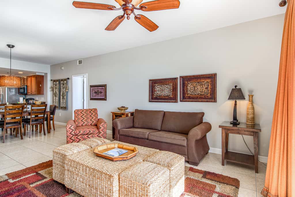 Luxurious beachfront condo with ocean views, Pool & Hot tub