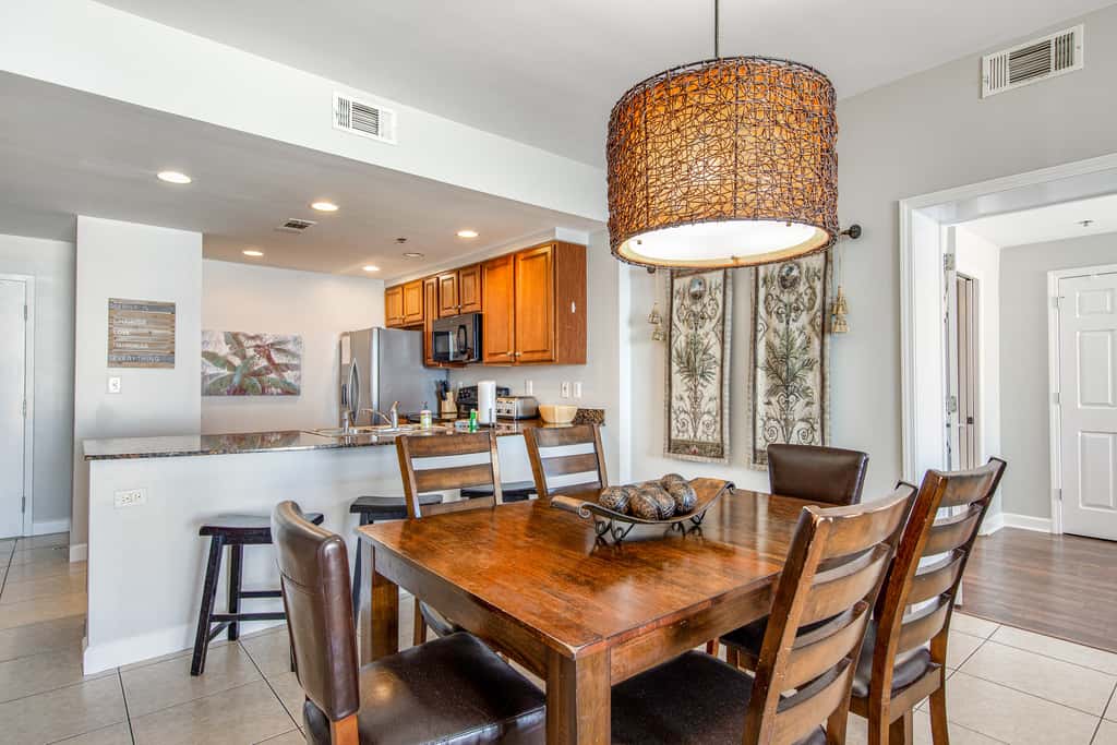 Luxurious beachfront condo with ocean views, Pool & Hot tub