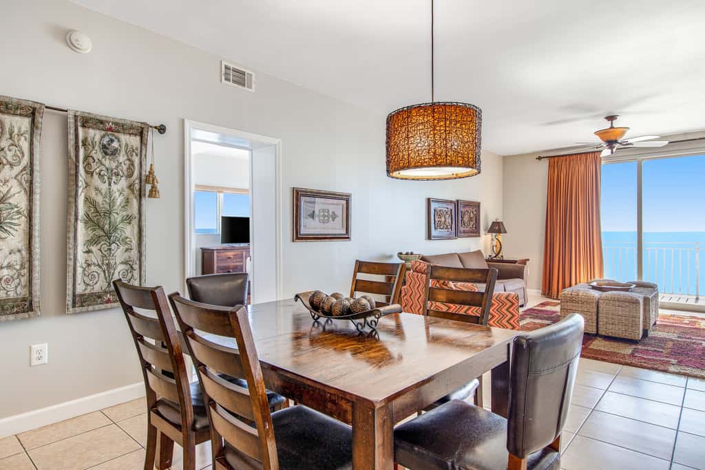Luxurious beachfront condo with ocean views, Pool & Hot tub