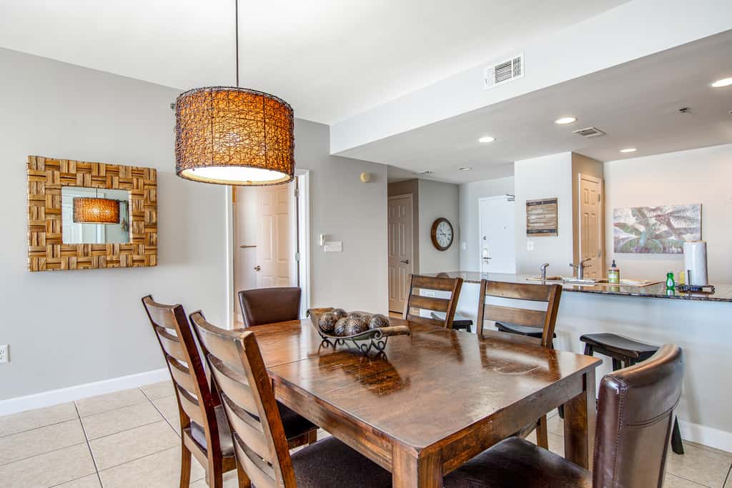 Luxurious beachfront condo with ocean views, Pool & Hot tub