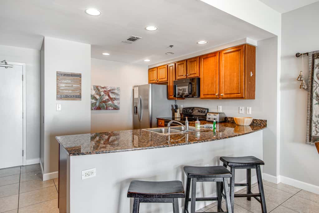 Luxurious beachfront condo with ocean views, Pool & Hot tub