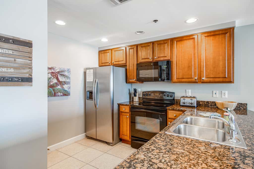 Luxurious beachfront condo with ocean views, Pool & Hot tub