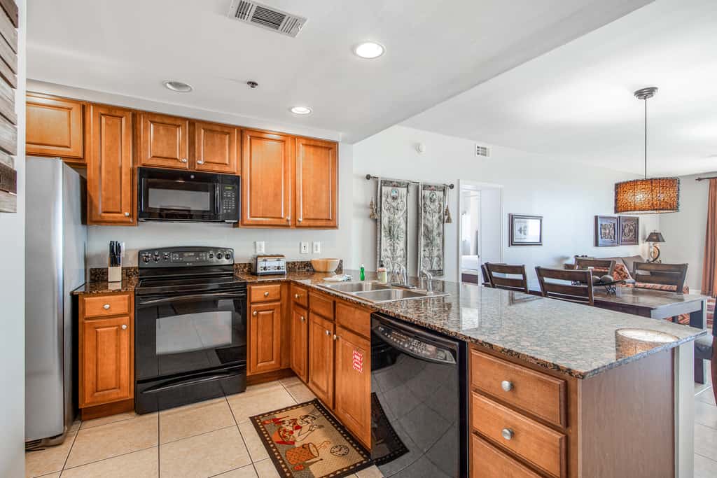 Luxurious beachfront condo with ocean views, Pool & Hot tub
