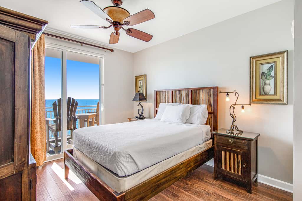 Luxurious beachfront condo with ocean views, Pool & Hot tub