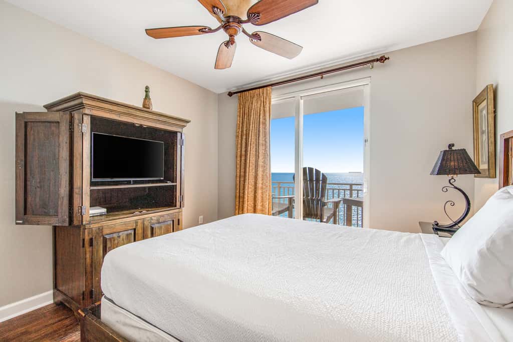 Luxurious beachfront condo with ocean views, Pool & Hot tub