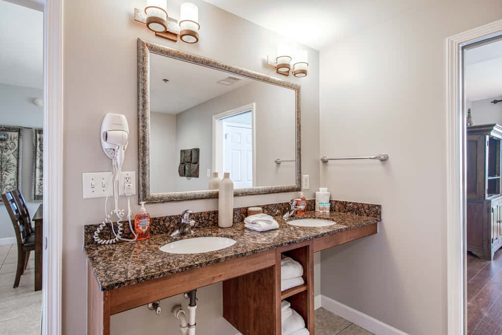 Luxurious beachfront condo with ocean views, Pool & Hot tub