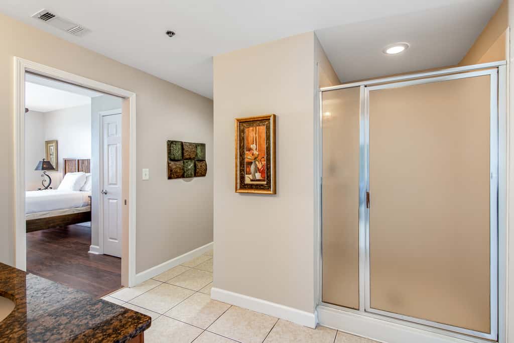 Luxurious beachfront condo with ocean views, Pool & Hot tub