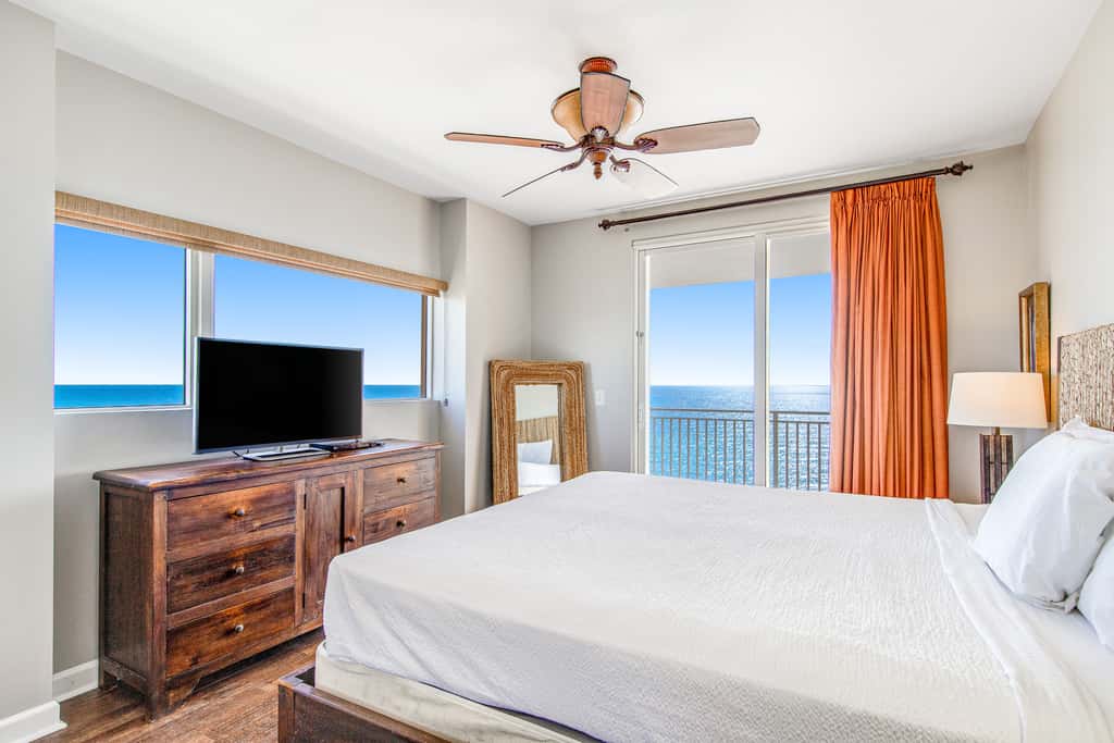 Luxurious beachfront condo with ocean views, Pool & Hot tub