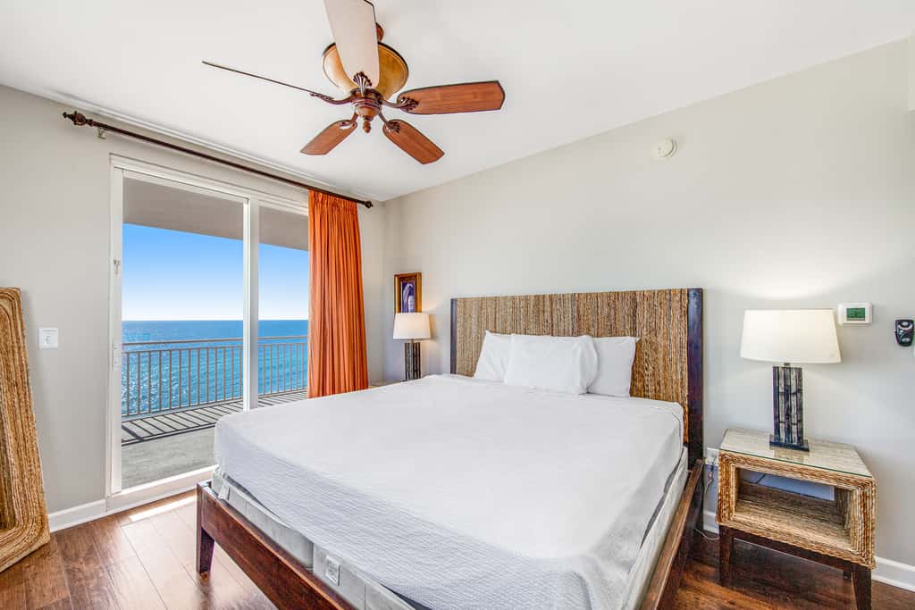 Luxurious beachfront condo with ocean views, Pool & Hot tub