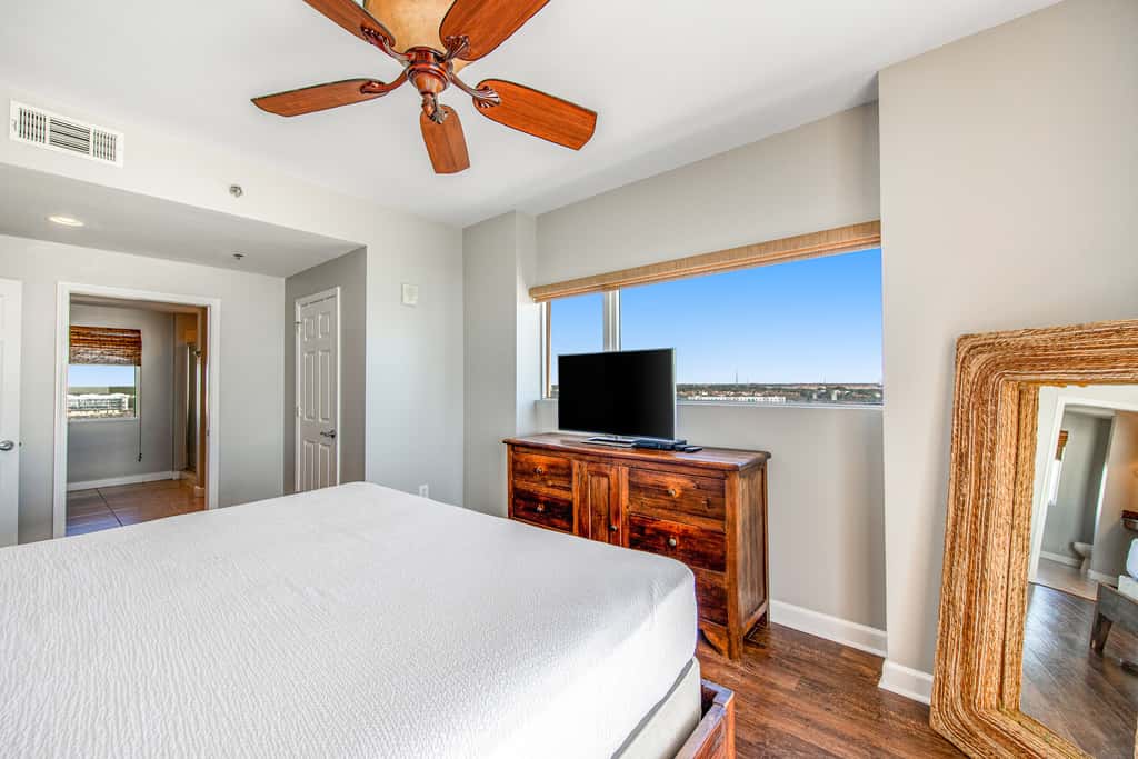 Luxurious beachfront condo with ocean views, Pool & Hot tub