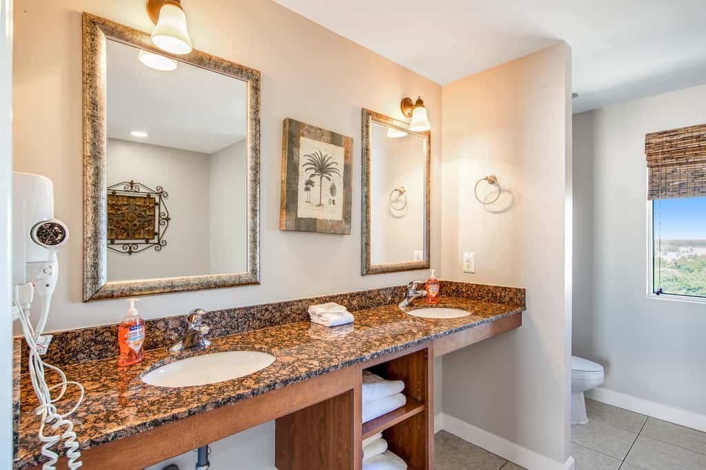 Luxurious beachfront condo with ocean views, Pool & Hot tub