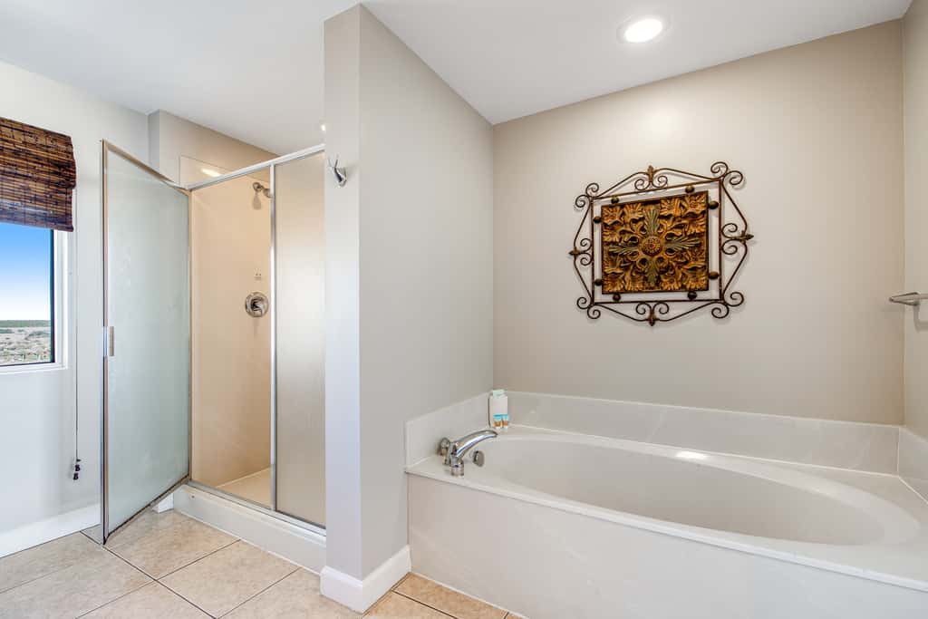 Luxurious beachfront condo with ocean views, Pool & Hot tub
