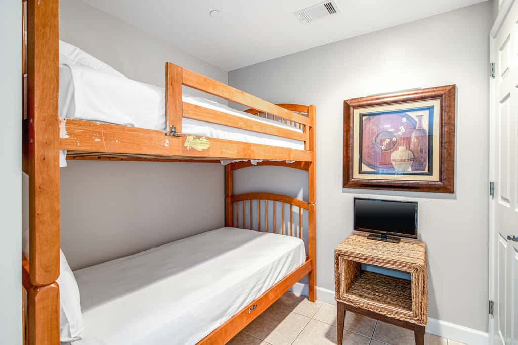 Luxurious beachfront condo with ocean views, Pool & Hot tub
