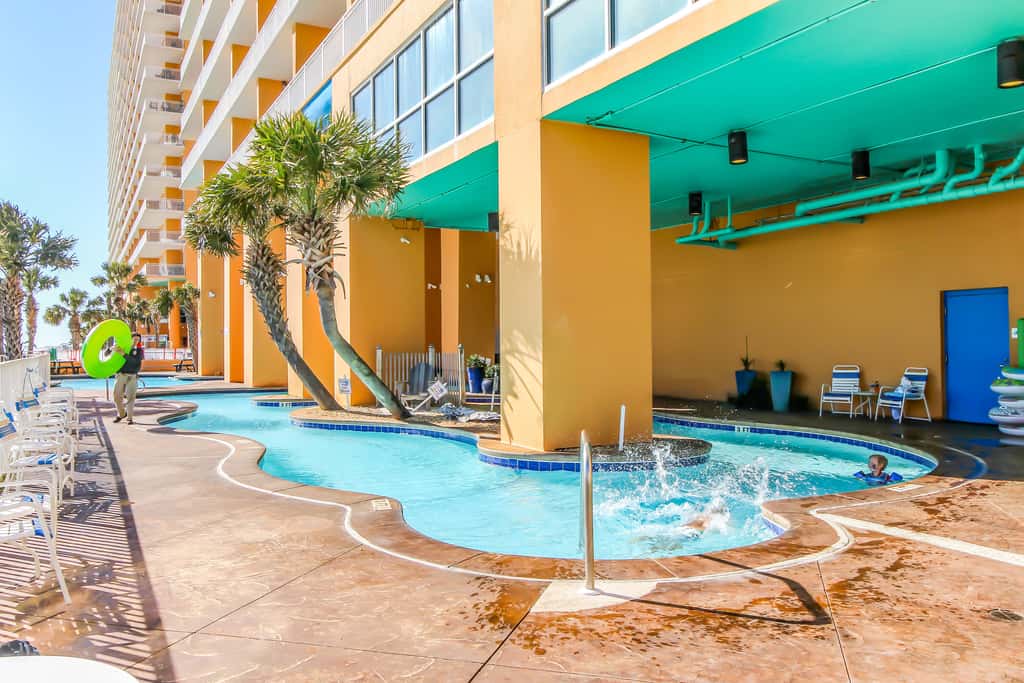 Luxurious beachfront condo with ocean views, Pool & Hot tub