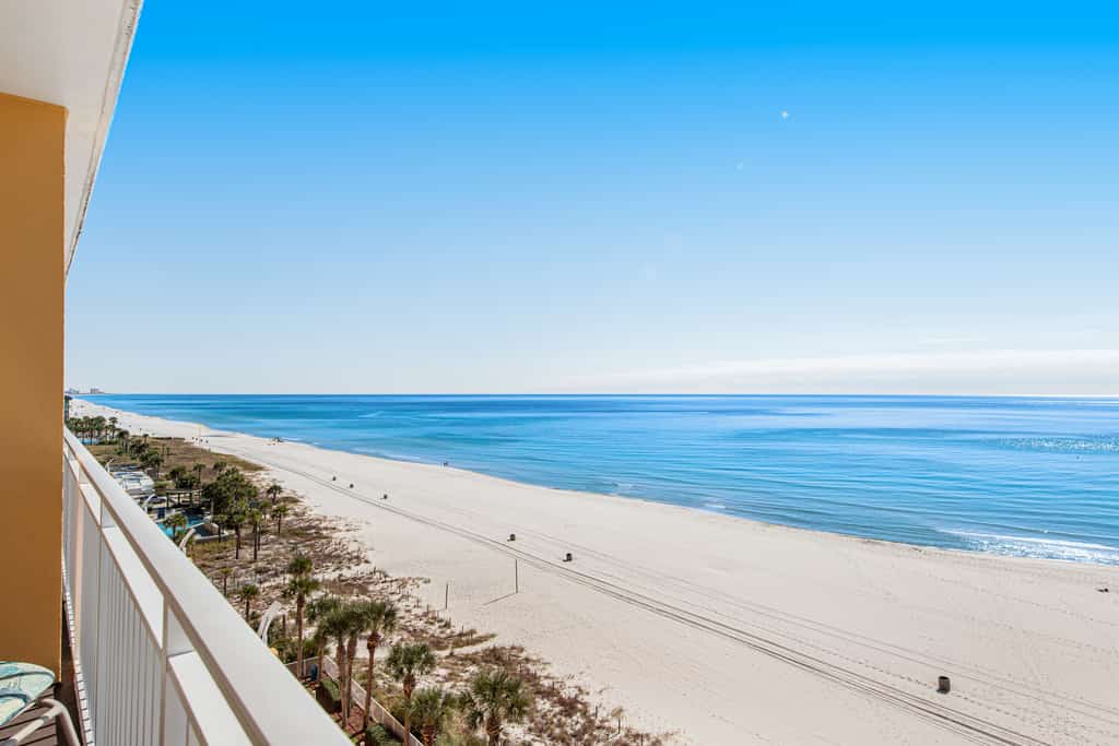 Beachfront condo with balcony, pool & 2 complimentary beach chairs