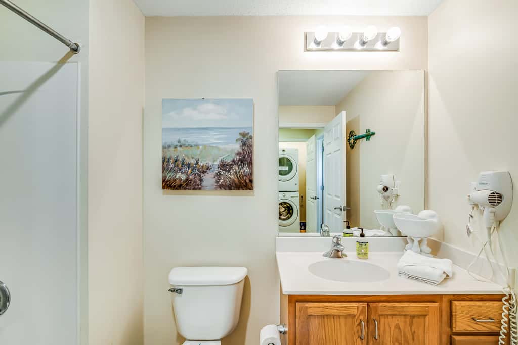 Snow-bird friendly condo with pool & fitness room - walk right out to the sand
