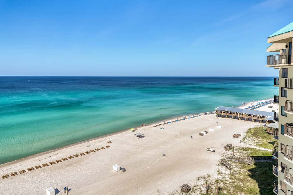 Beachfront retreat with a balcony, great views, tennis, pools & gym