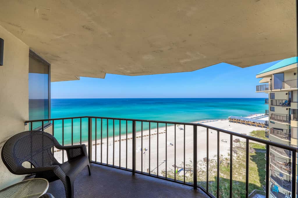 Beachfront retreat with a balcony, great views, tennis, pools & gym