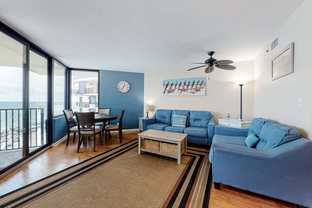 Beachfront retreat with a balcony, great views, tennis, pools & gym