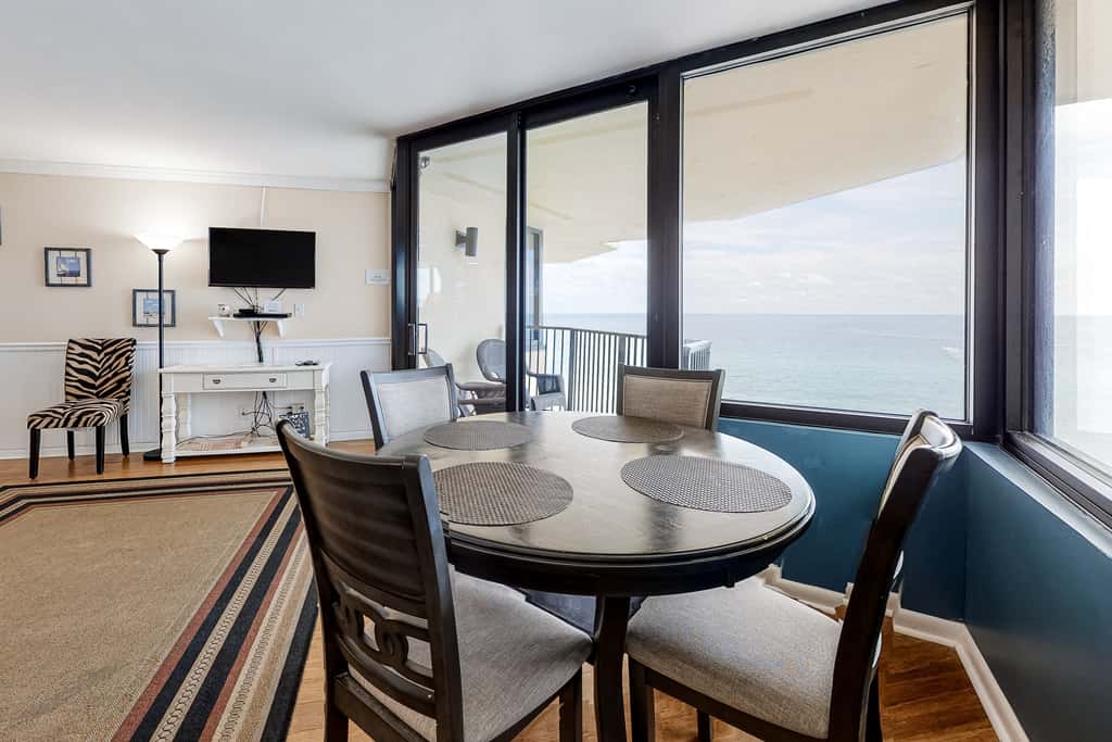 Beachfront retreat with a balcony, great views, tennis, pools & gym