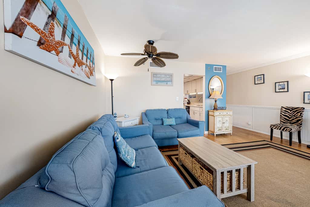 Beachfront retreat with a balcony, great views, tennis, pools & gym