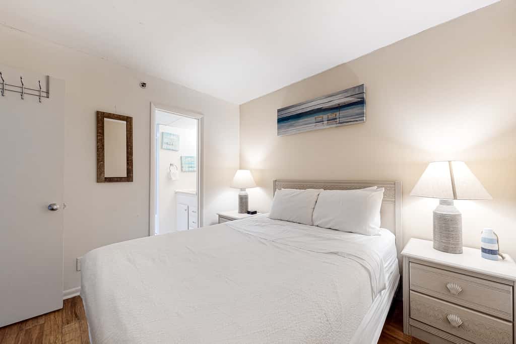 Beachfront retreat with a balcony, great views, tennis, pools & gym