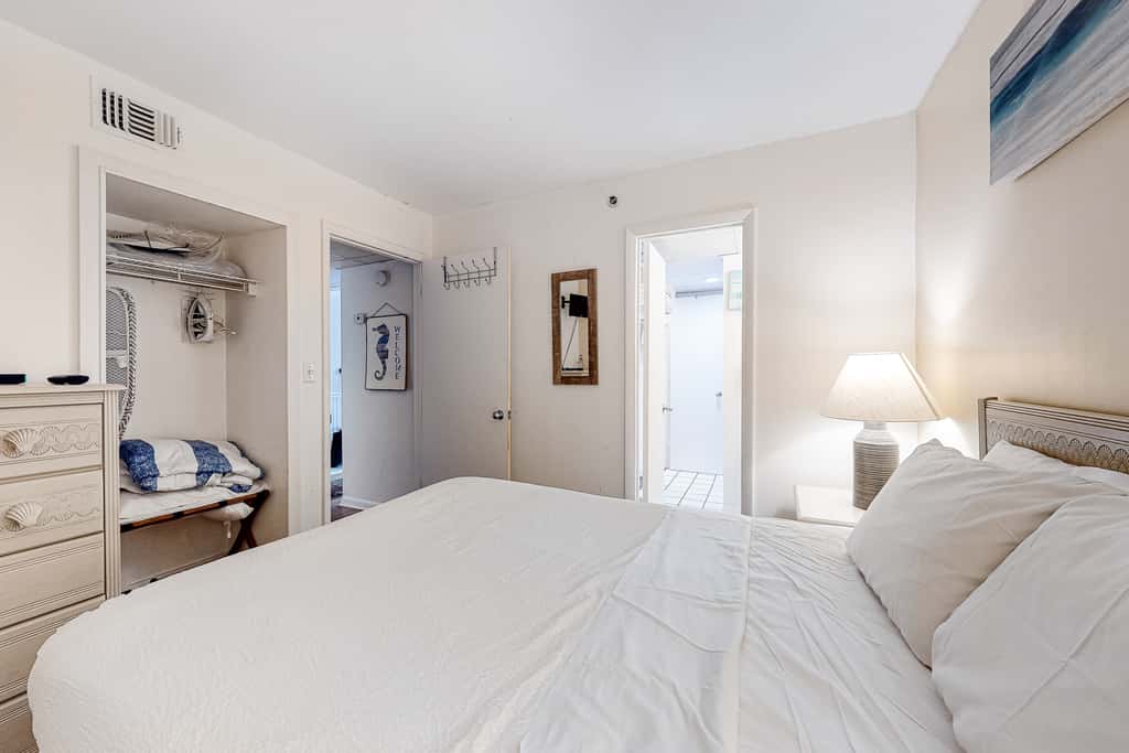 Beachfront retreat with a balcony, great views, tennis, pools & gym